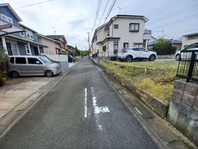東松山市殿山町 土地49坪の前面道路含む現地写真|前面道路：北側幅員約４ｍ公道に１１．２４ｍ接道