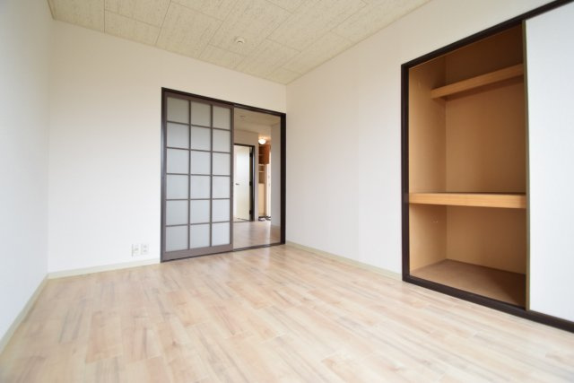エムブレムベータの居間・リビング|きれいで明るいお部屋です。
