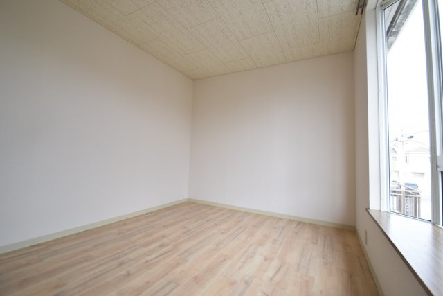 エムブレムベータの居間・リビング|明るい洋室、