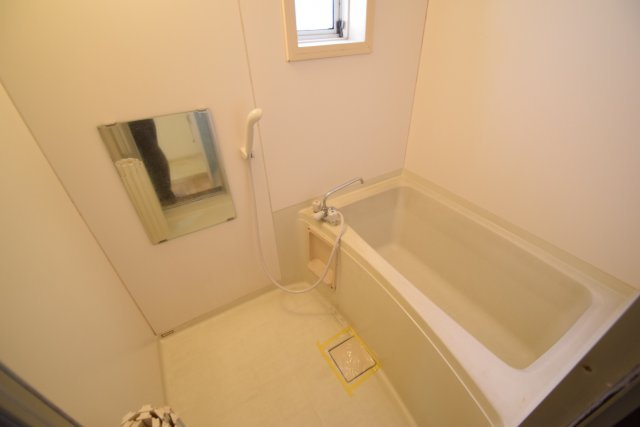 エムブレムベータの浴室|きれいな窓付きのお風呂です。