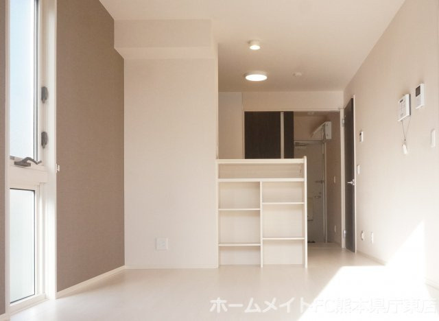 熊本市東区新外４丁目のアパートの居間・リビング