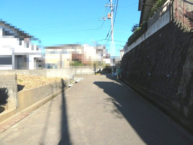 高知市横浜西町 売土地の前面道路含む現地写真|南側道路