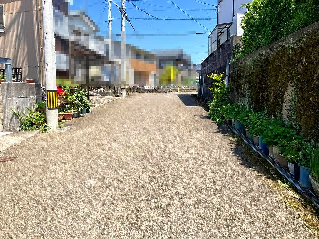 高知市横浜西町 売土地の前面道路含む現地写真|北側道路