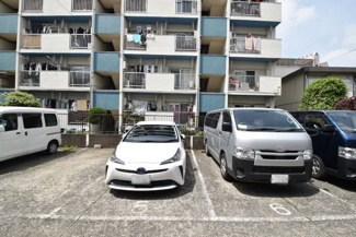 【駐車場】 | マンションの駐車場スペース。空きの有無や駐車料金、サイズ規定などについては、改めてお問い合わせください。～即日のご見学可能～　お問合せはお気軽にどうぞ。