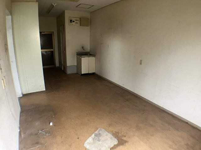 成岩栄町4丁目店舗の居間・リビング