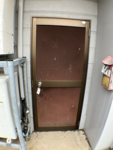 成岩栄町4丁目店舗の玄関