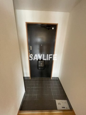 エイチ・ツー・オー高井田Ⅱビルの玄関