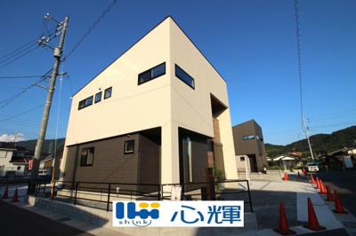 【外観】 | アーキデイズ防府市江泊（２号地） |  贅沢といえるほどの豊かな居住性と、クオリティの高さが見事に調和した住空間。新築戸建でなければ経験できないひとときをご体感頂ける筈です。
