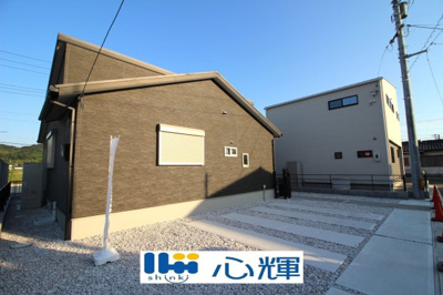 【前面道路含む現地写真】 | サンコート防府市江泊（３号地） | 明るい日差しが差し込む現地。車もゆったり駐めることができます。ぜひ現地をご覧ください。