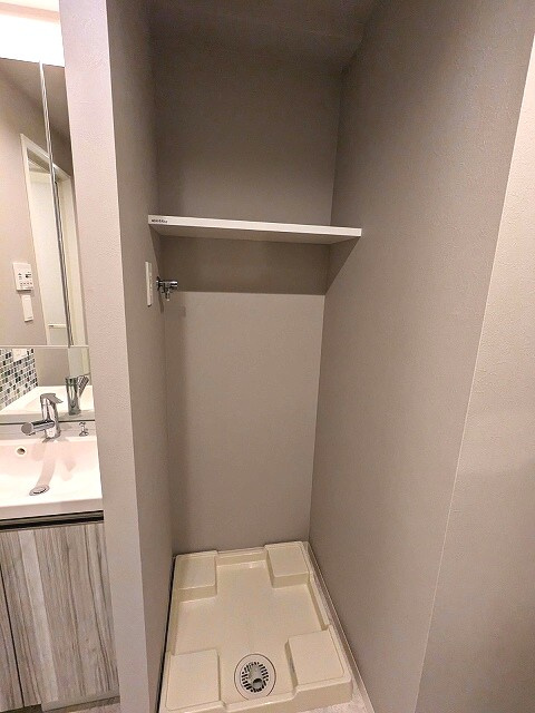 GRAND CONCIERGE浅草橋の設備|洗濯機置場はお手入れしやすい様に足高の防水パンで、排水溝を手前の中央に配置しています