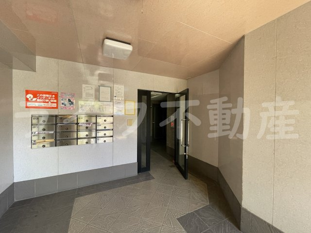 シャルルフジ吉田のエントランス|建物の内部です