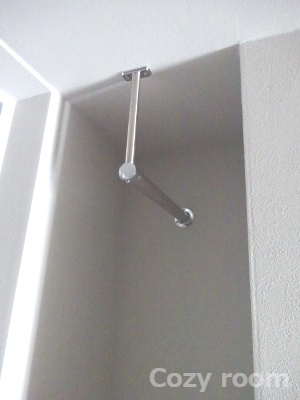 【設備】 | TOPAZ江坂 | 玄関先にある「コート掛け？♪」　　　※図面と現況が異なる場合は、現況を優先します。