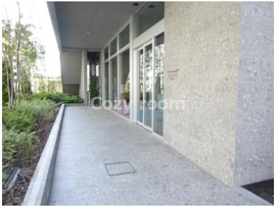 【エントランス】 | TOPAZ江坂 | スロープになっていて明るくて広いエントランス