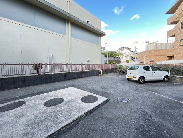 ロイヤルハイツ千里の駐車場