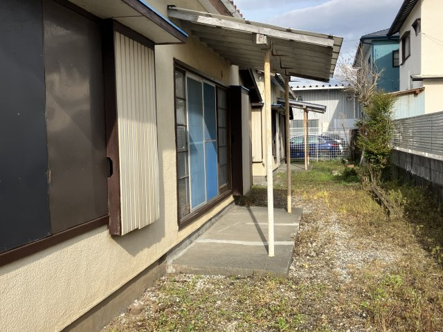 植松戸建新沢田町の庭