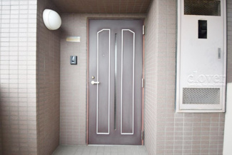 【その他共用部分】 | 皆様をお迎えする、お部屋の玄関ドア。開けやすさや開放角度、ドアノブの操作しやすさや鍵の形状などを、現地で一度ご確認ください。～即日のご見学可能～　お問合せはお気軽にどうぞ。