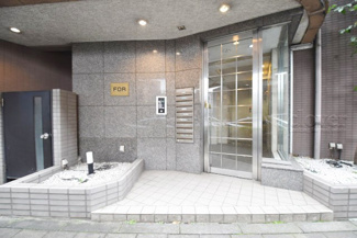 【エントランス】 | オートロックを備えた、マンションのエントランス。やはりセキュリティの観点は欠かすことができません。皆様を“安全”に送り出し、出迎えてくれます。～即日のご見学可能～　お問合せはお気軽にどうぞ。