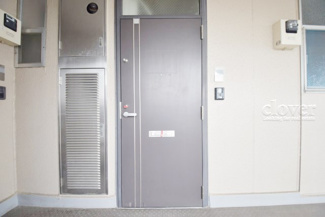 【その他共用部分】 | ダブルロック式の玄関ドアが皆様をお出迎え。お部屋のセキュリティの観点からも、うれしい設備ですね。玄関の色もシックで良い感じです。～即日のご見学可能～　お問合せはお気軽にどうぞ。