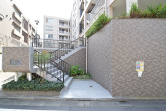 【エントランス】 | マンションの正面エントランス。出入りする人間を癒してくれるマンション入り口であり、その建物の「顔」でもあります。～即日のご見学可能～　お問合せはお気軽にどうぞ。