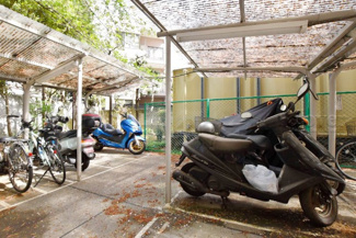 【駐車場】 | バイク置き場。空き区画の有無や駐輪料金、サイズおよび排気量規定などについては、改めてお問い合わせください。～即日のご見学可能～　お問合せはお気軽にどうぞ。