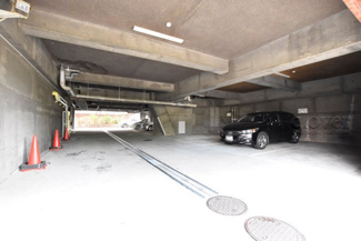 【駐車場】 | マンションの駐車場スペース。空きの有無や駐車料金、サイズ規定などについては、改めてお問い合わせください。～即日のご見学可能～　お問合せはお気軽にどうぞ。