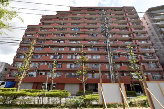 【外観】 | 青空によく映える建物です。手入れの行き届いた外壁やマンション正面エントランスなど、綺麗な姿をぜひ一度、現地にてご覧ください。～即日のご見学可能～　お問合せはお気軽にどうぞ。