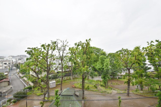 【展望】 | 眼前に広がる空の雄大さと、このお部屋の自慢の一つである「眺望」をご覧ください。毎日、この景色を独り占めできる新生活に夢が広がります。～即日のご見学可能～　お問合せはお気軽にどうぞ。