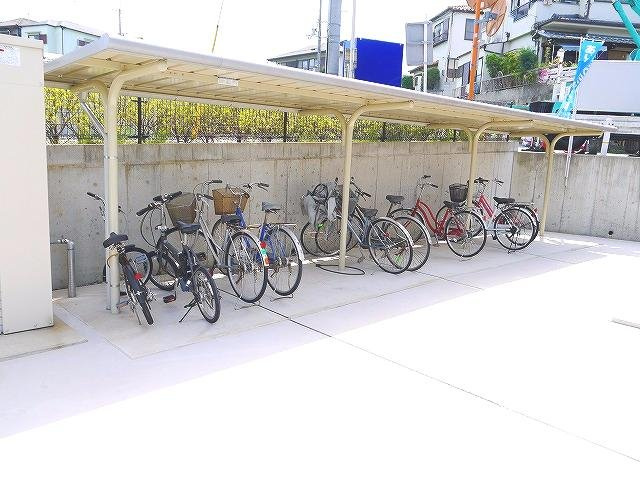 レオパレス南生駒のその他共用部分|屋根付き自転車置場です