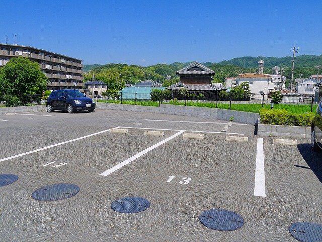 レオパレス南生駒の駐車場|車をお持ちの方に嬉しい駐車場付きの物件です