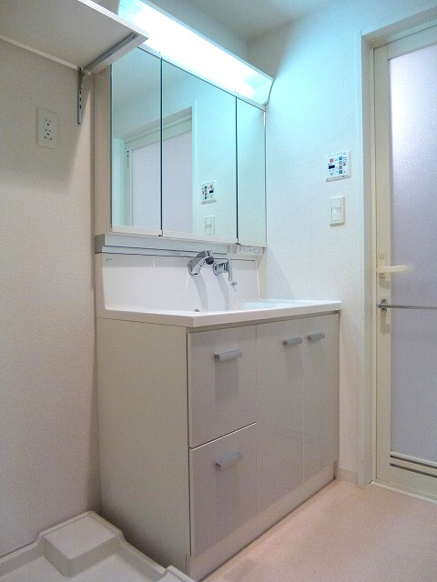 ParkAxis元浅草stageの洗面所|パークアクシス元浅草ステージの三面鏡付ハンドシャワー付独立洗面室です