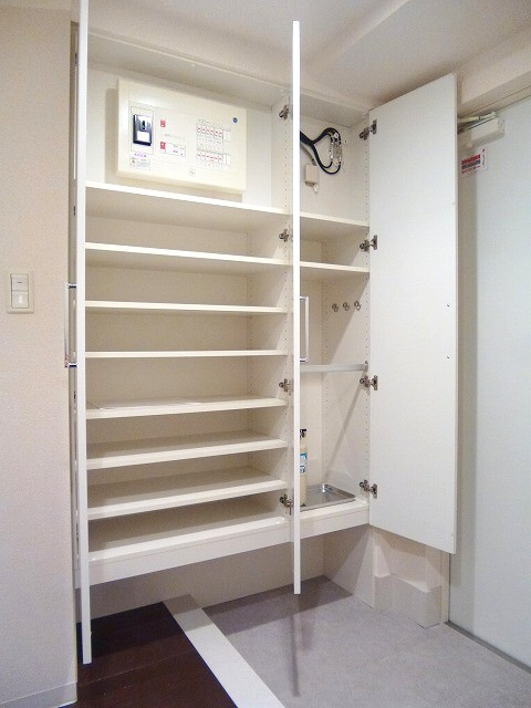 ParkAxis元浅草stageの玄関|パークアクシス元浅草ステージの収納豊富なトールタイプのシューズＢＯＸ