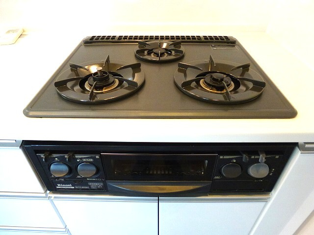 ParkAxis元浅草stageの設備|パークアクシス元浅草ステージのグリル付きガス３口システムキッチンです