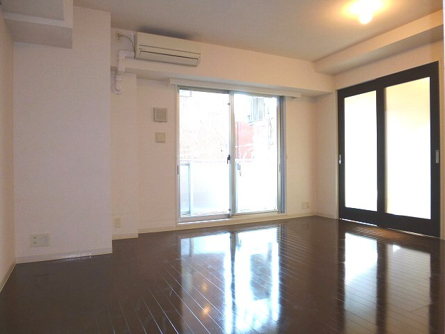 ParkAxis元浅草stageの居間・リビング|パークアクシス元浅草ステージのリビングです、テーブルソファー配置しやすいリビングです