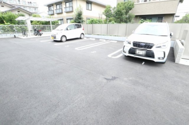 セジュール師岡町の駐車場