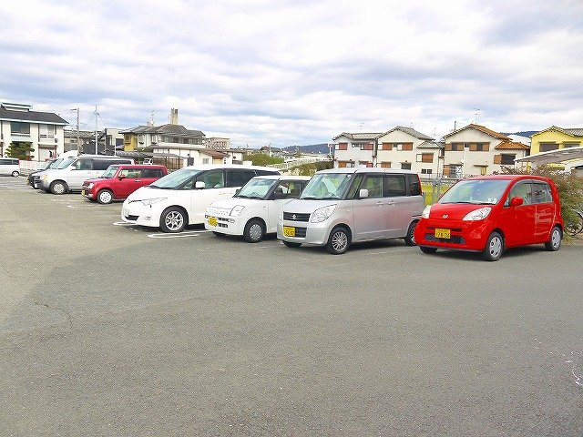レオパレスナップアネックスの駐車場|車をお持ちの方に嬉しい駐車場付きの物件です