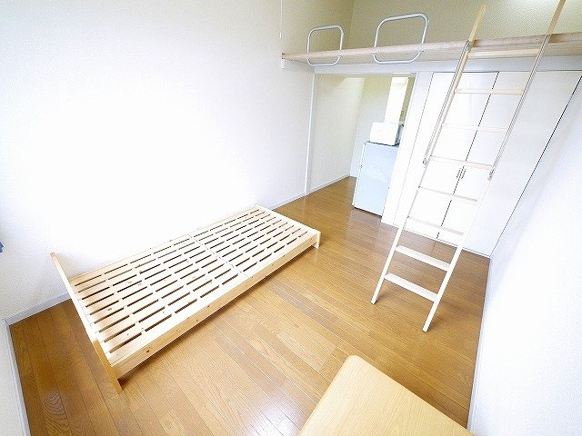 レオパレスナップアネックスの居間・リビング|明るい洋室です。