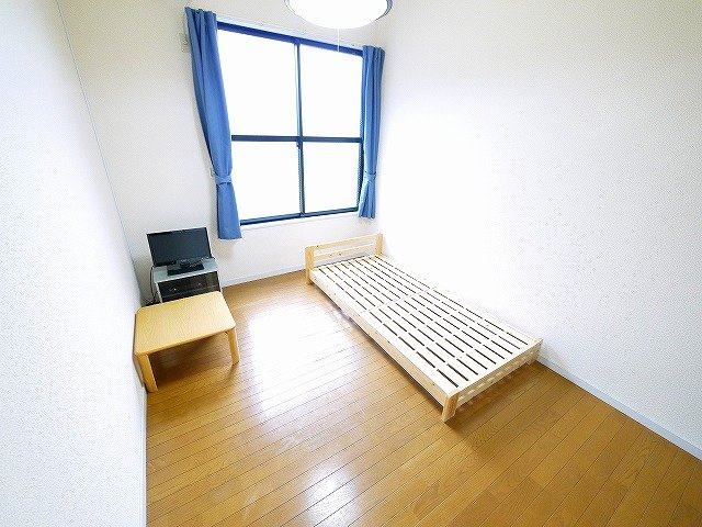 レオパレスナップアネックスの洋室|明るい洋室です。