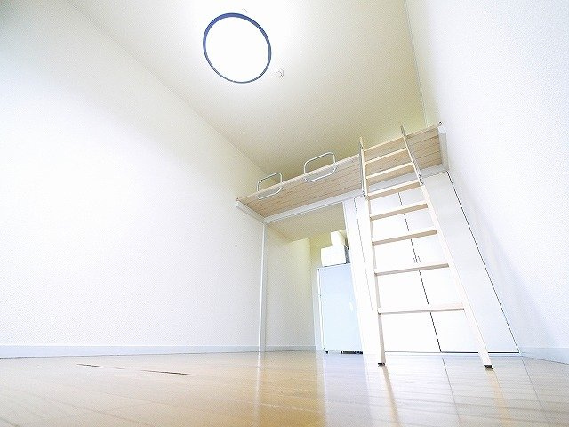 レオパレスナップアネックスの居間・リビング|明るい洋室です。