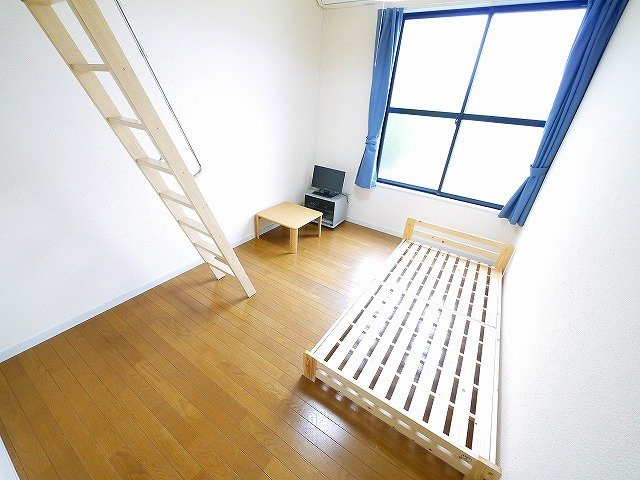 レオパレスナップアネックスの寝室|明るい洋室です。