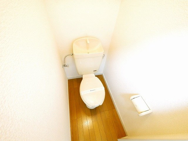 レオパレスナップアネックスのトイレ|落ち着いた色調のトイレです