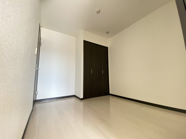 落ち着いて過ごせるお部屋なので、寝室にいかがでしょうか