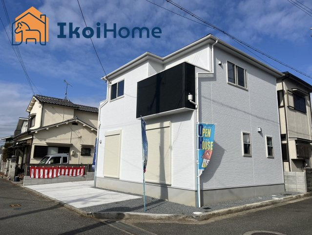 神戸市西区大津和2丁目　新築戸建のエントランス|同社施工事例です。広い庭にはウッドデッキなどの施工も可能です。