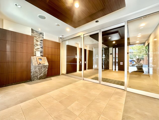 プレサンスジェネ千種内山のエントランス