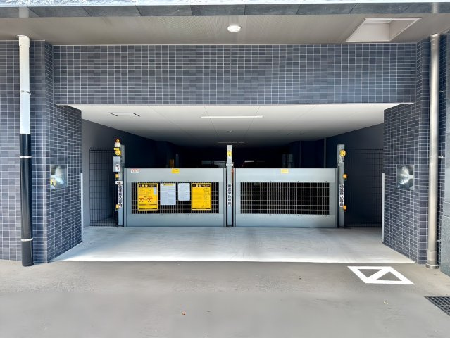 プレサンスジェネ千種内山の駐車場