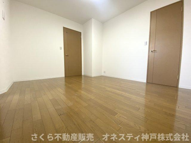 リベールシティ垂水ヒルズの洋室|南西側洋室約8帖は広々ウオークインクローゼット付きです！