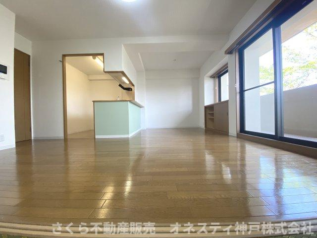 リベールシティ垂水ヒルズの居間・リビング|続き和室のあるLDK約15.3帖リビングは日当たり良好で明るいです！