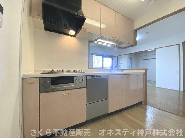 リベールシティ垂水ヒルズのキッチン|パステルカラーが可愛らしいキッチンは、食洗器と浄水器付きで機能も充実！