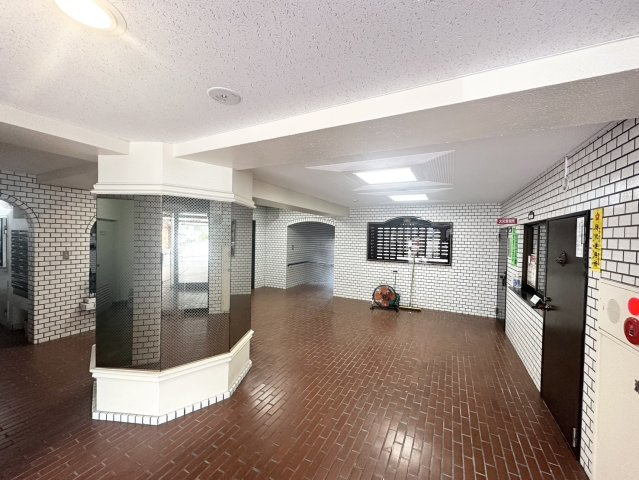 ライオンズマンション春日町のエントランス