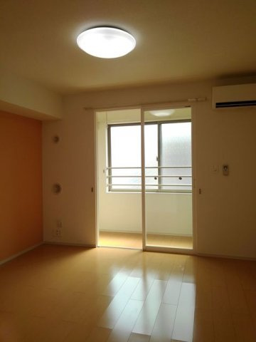 ヴィラ・アンジュの居間・リビング|こちらの居間で趣味の時間をお楽しみください