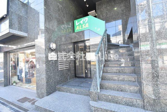 小阪駅前ヴィラデステのエントランス